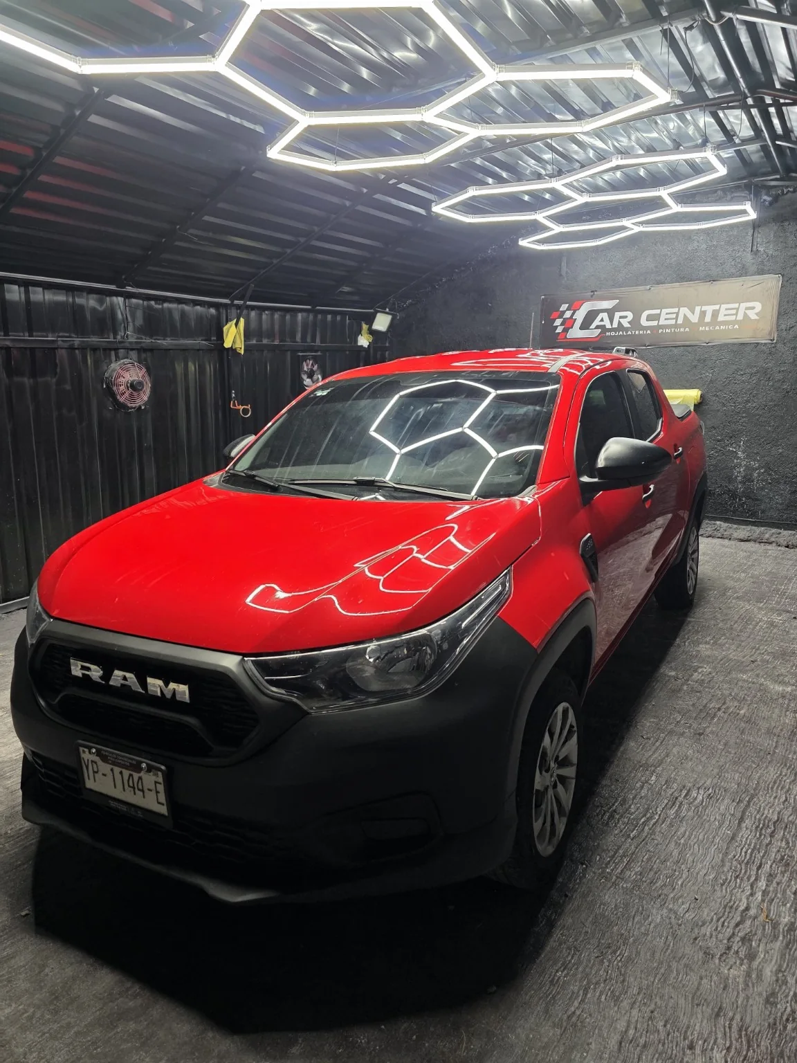 RAM roja terminada en área de iluminación - Car Center Mérida
