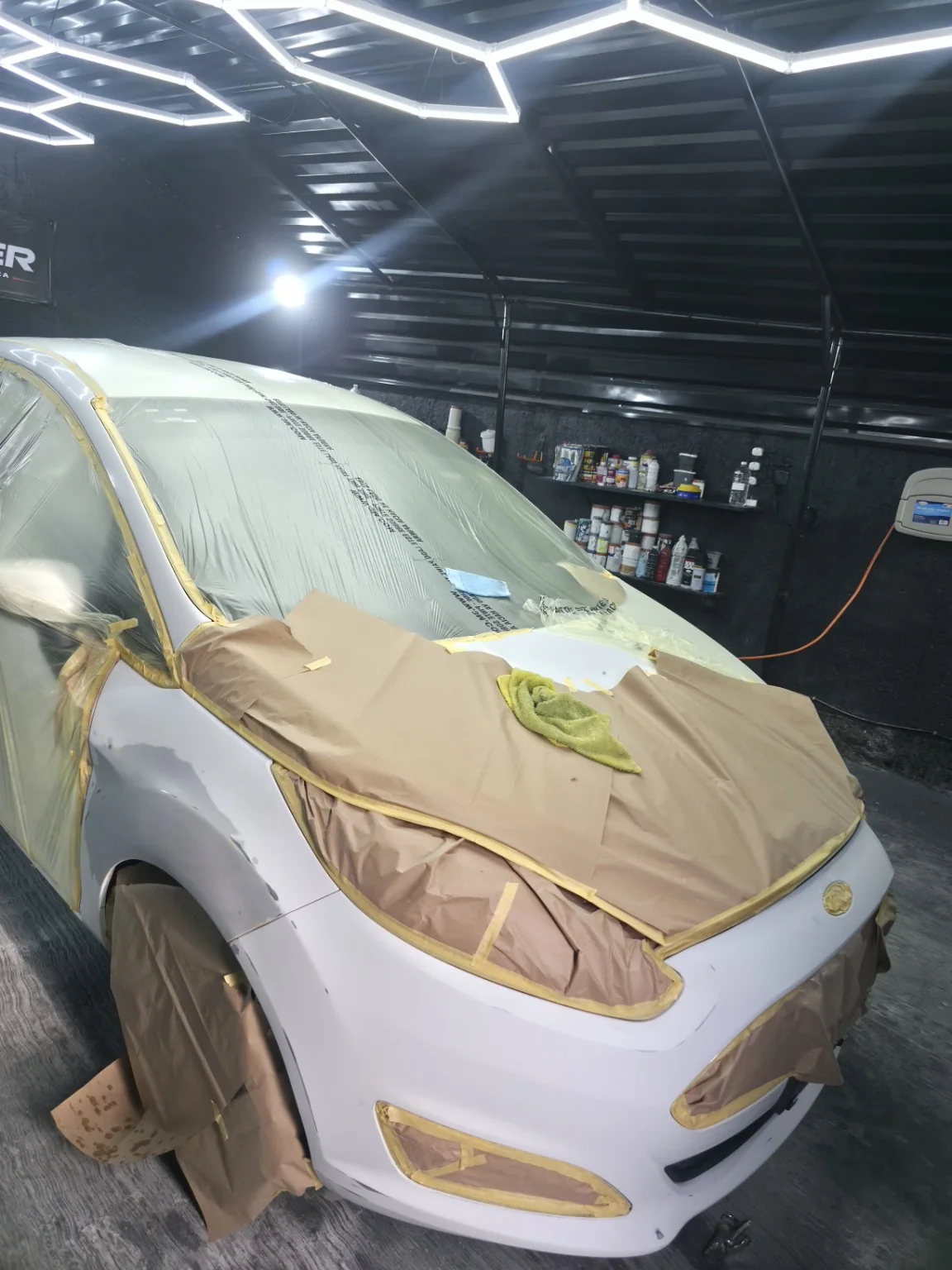 Preparación de pintura en cabina - Car Center Mérida