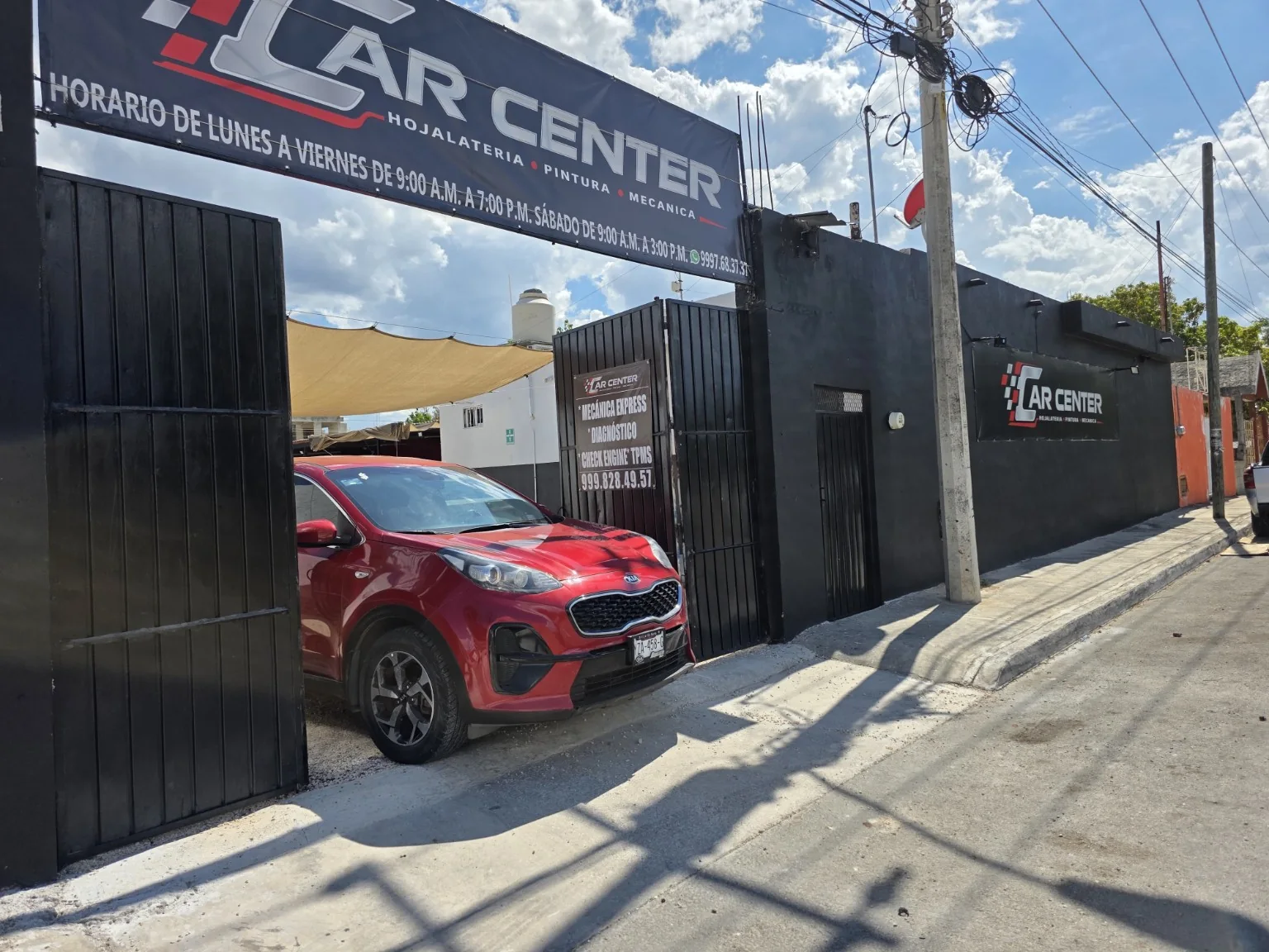 Entrada principal del taller - Car Center Mérida