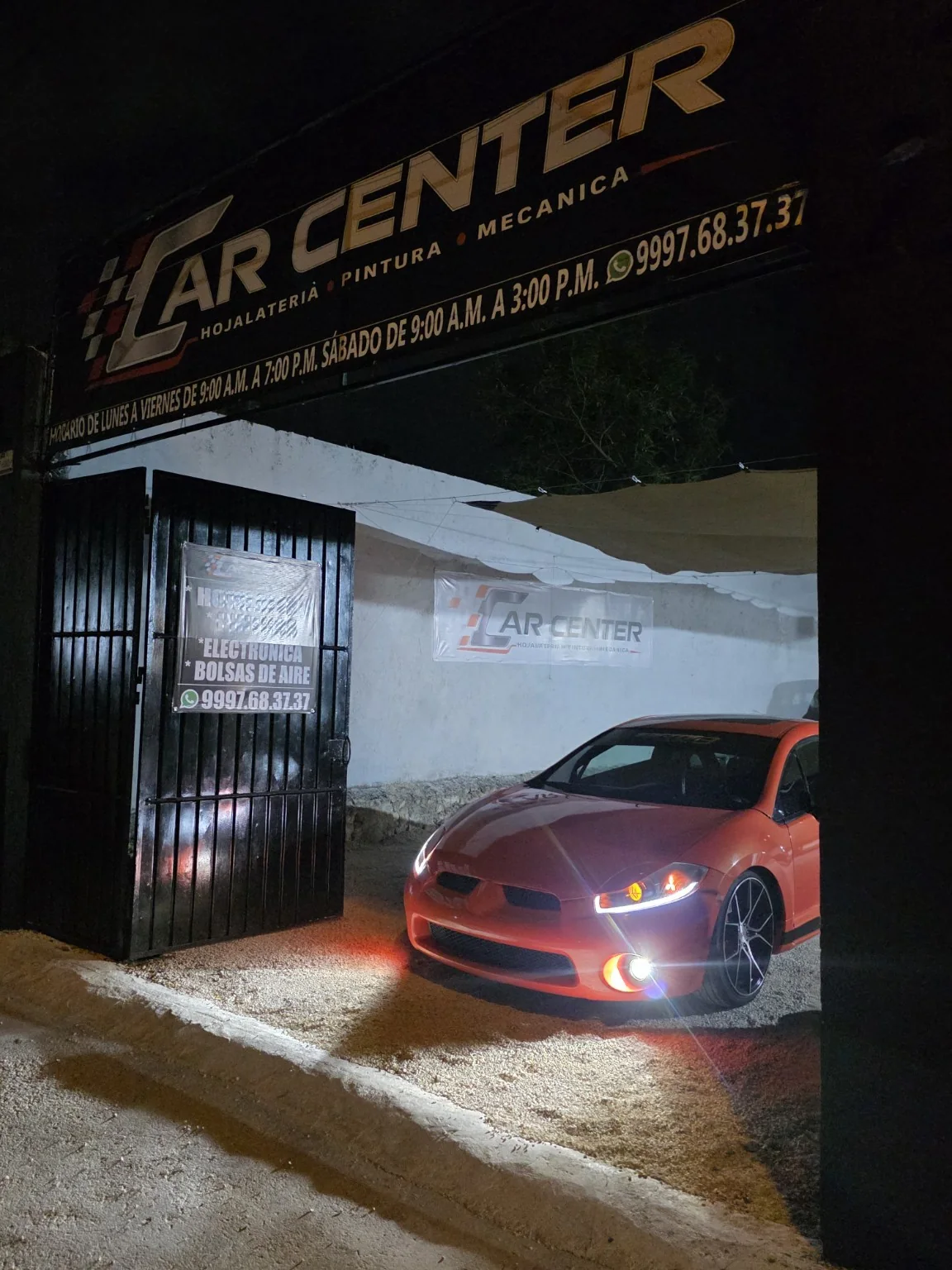 Vehículo deportivo en acceso nocturno - Car Center Mérida