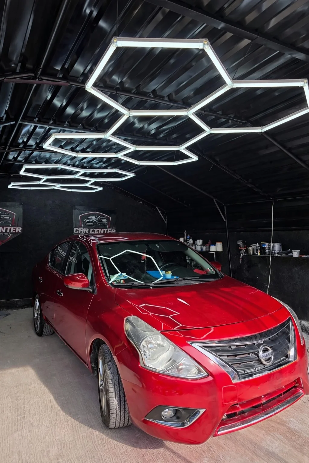Nissan rojo bajo luz hexagonal - Car Center Mérida